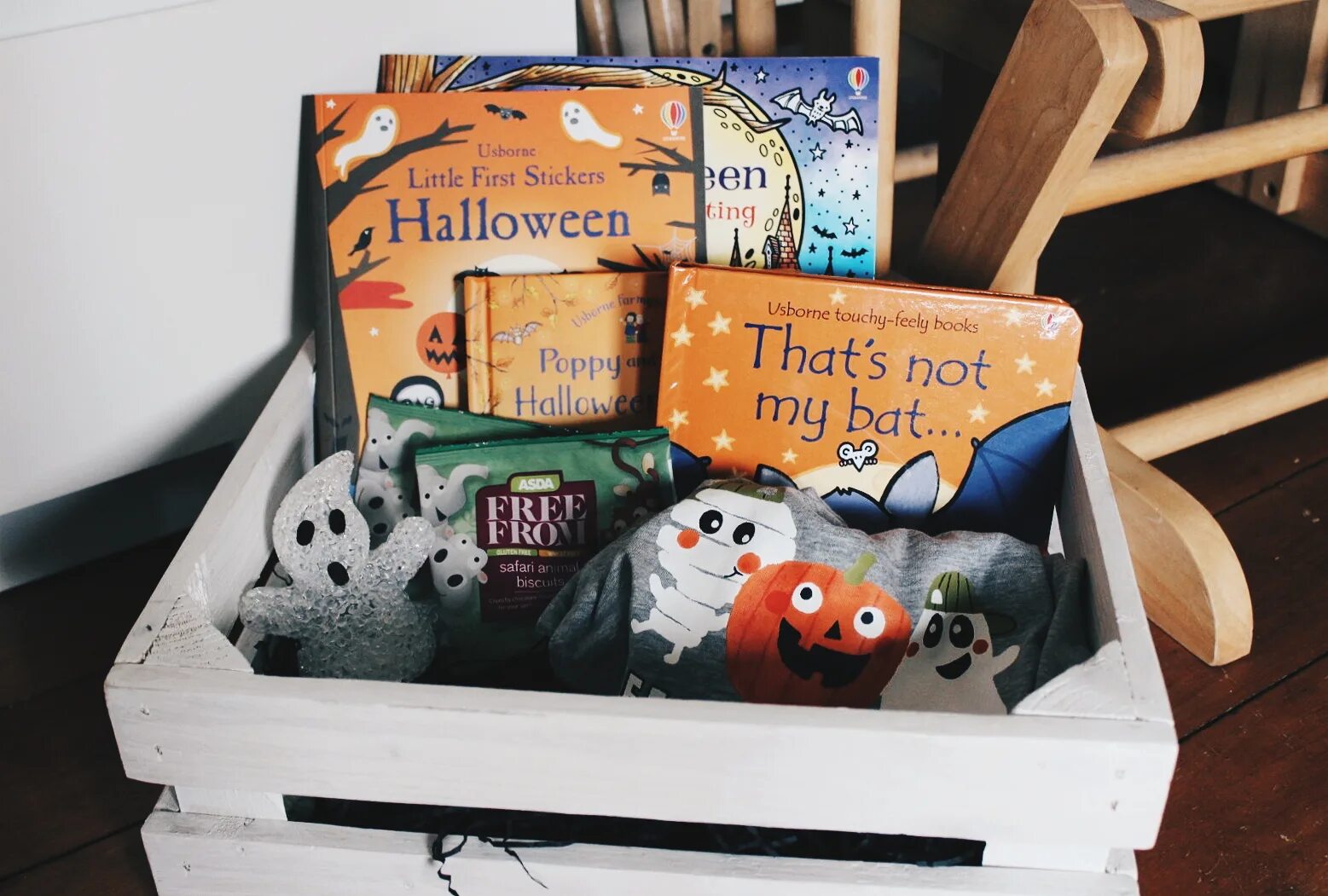 Хэллоуин бокс. Книжный бокс на хэллоуин. Подарочный бокс на хэллоуин. Свитбокс хэллоуин. Хэллоуин коробки игрушки.