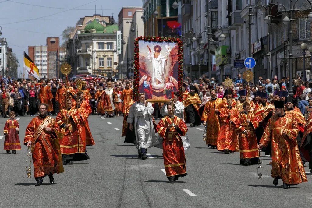Крестный ход на пасху видео. Крестный ход на пасху в храме христа спасителя. Пасхальная заутреня крестный ход. Православная пасха крестный ход пасхальная утреня. Ночной пасхальный крестный ход.