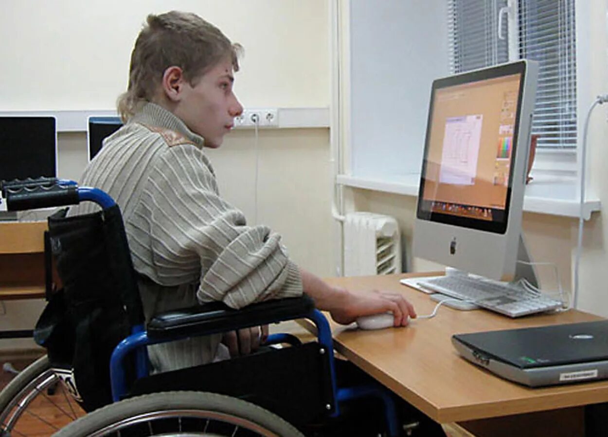 Дистанционное обучение овз. Компьютеры для инвалидов. Компьютер для детей с ограниченными возможностями. Образование детей инвалидов. Ребенок инвалид за компьютером.