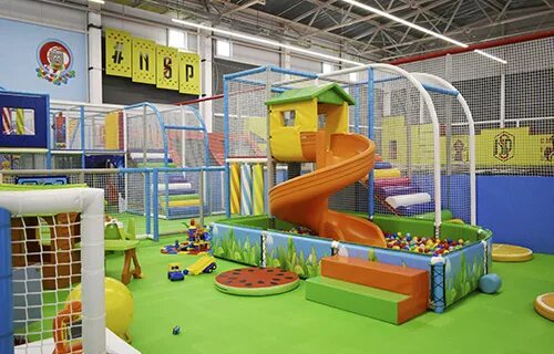 Грин хаус подзарядка. Батутный парк киров грин хаус. Грин хаус киров развлекательный центр. Батутный парк киров грин хаус подзарядка. Подзарядка киров грин хаус детский развлекательный центр.