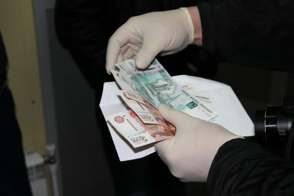 Деньги таможня. Взятка таможня. коррупция в таможенном деле. коррупция в таможне. взятка сотрудником таможни.