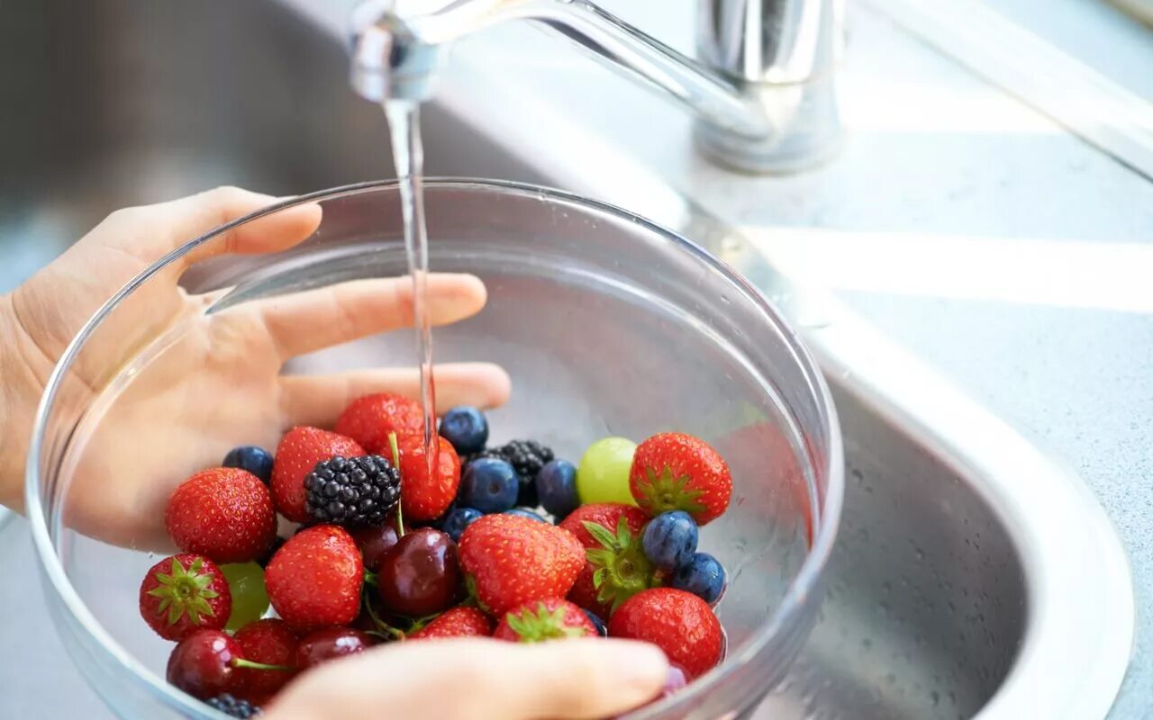 Мойте воду перед едой. Мытье фруктов. Мытые фрукты. Мытье овощей. Мытье ягод и фруктов.