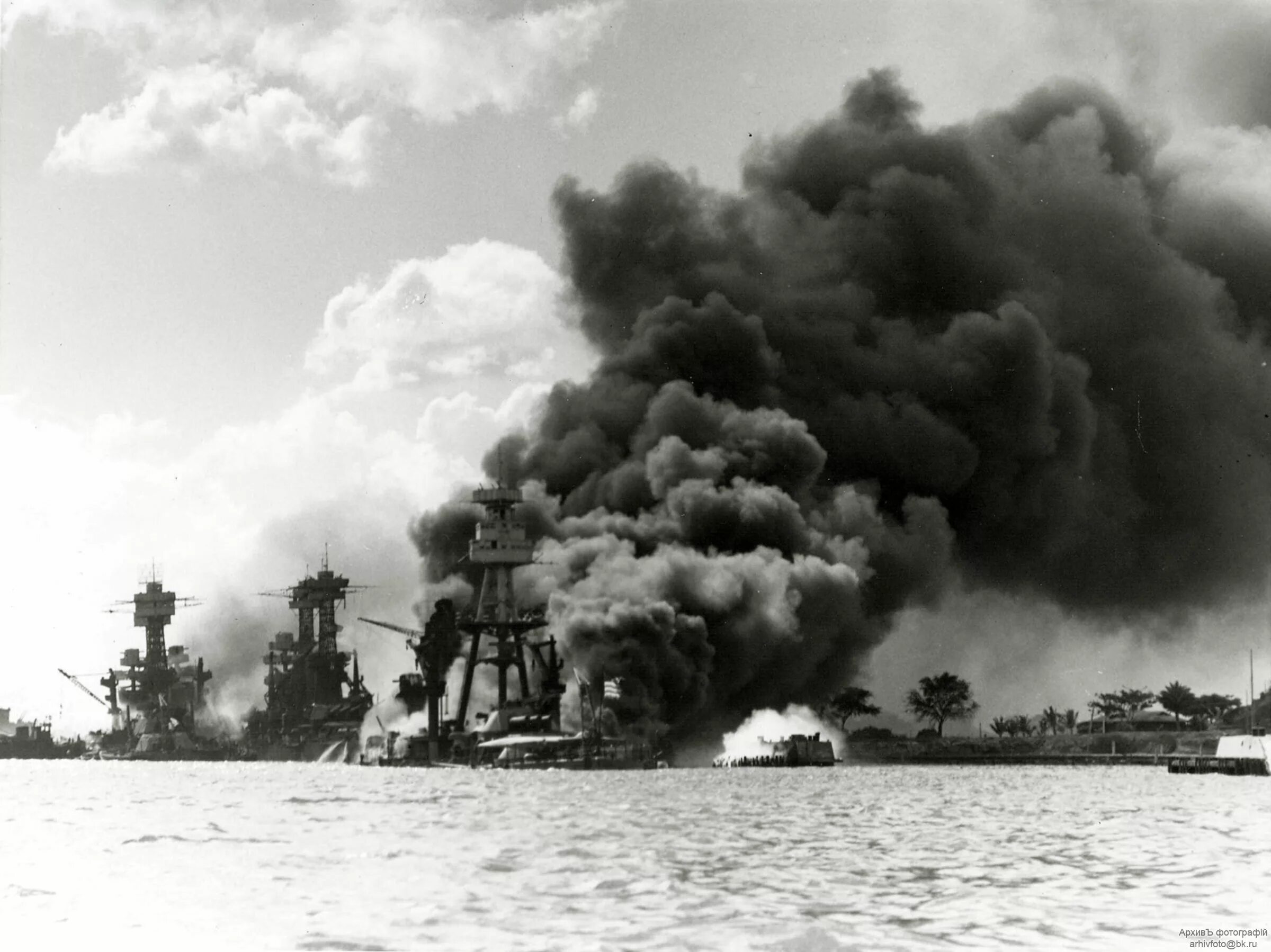 Нападение остров. Линкор Аризона Перл Харбор. Перл Харбор 1941. 7 Декабря 1941 года японская атака на Перл-Харбор.