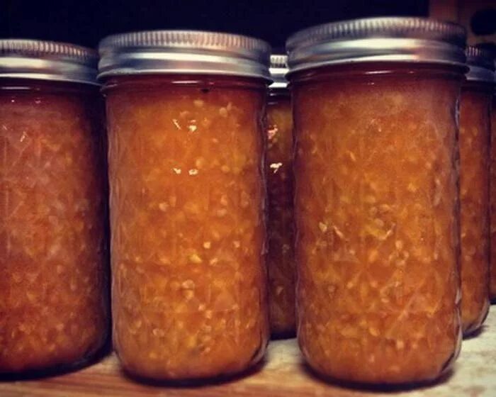 Морошка на зиму без варки как сохранить. Морошковое варенье. морошка варенье. морошка в собственном соку. морошка ягода варенье.