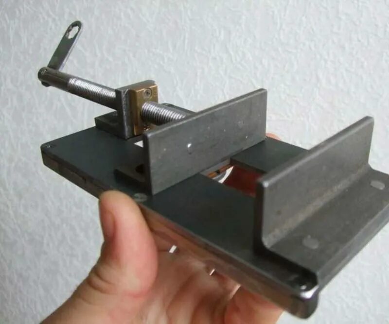 Слесарные тиски, оправка, лёгкий молоток. Как сделать домашние тиски. Тиски из профиля 100*100 система стягивания. Как сделать домашние тиски. Тиски слесарные самодел.