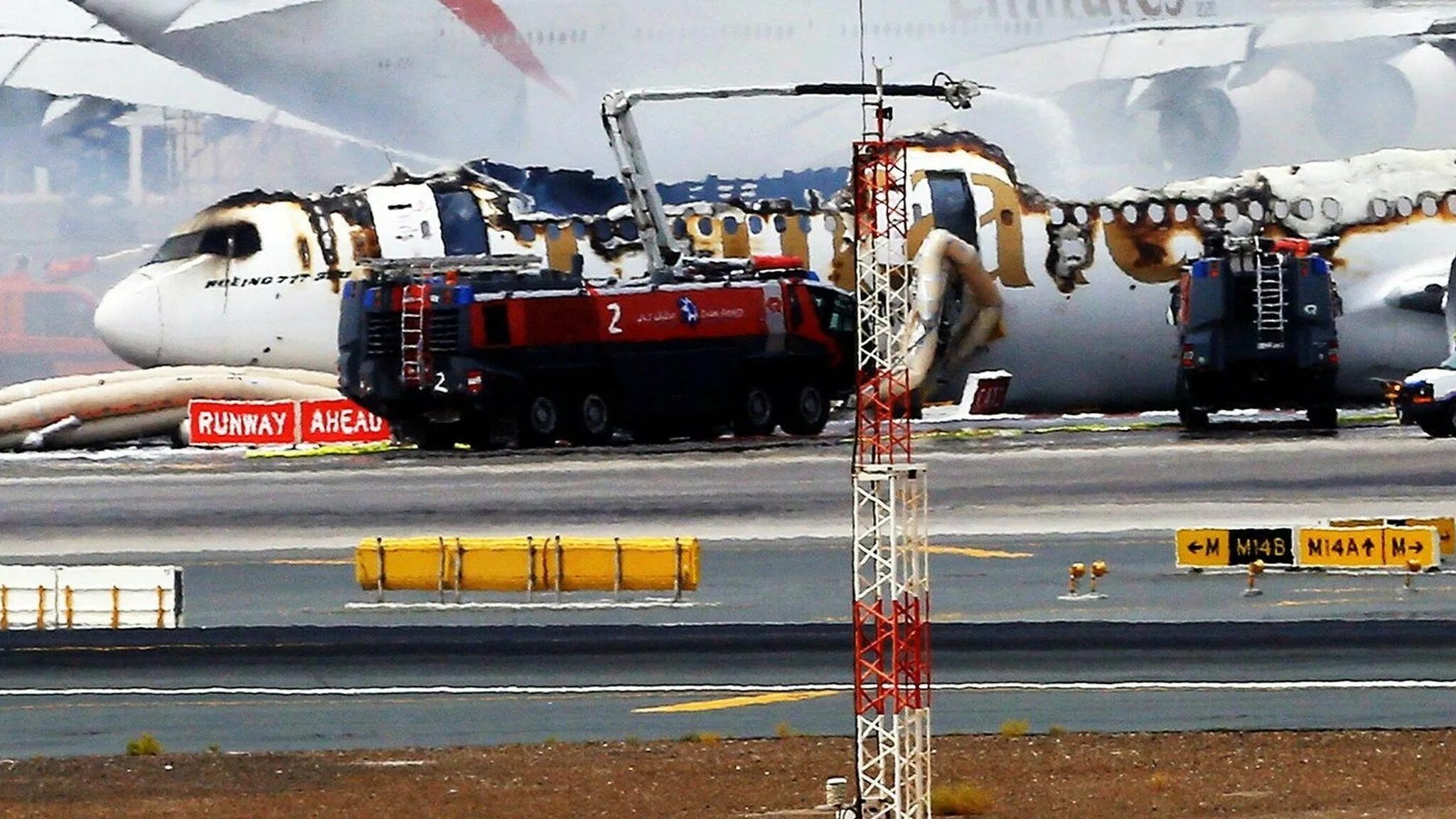 Дубай крушение. Авария Боинг 777 в Дубае. Крушение Боинг 777 Эмирейтс. Emirates Boeing 777 авиакатастрофа. Крушение Боинга 777 в Дубае.