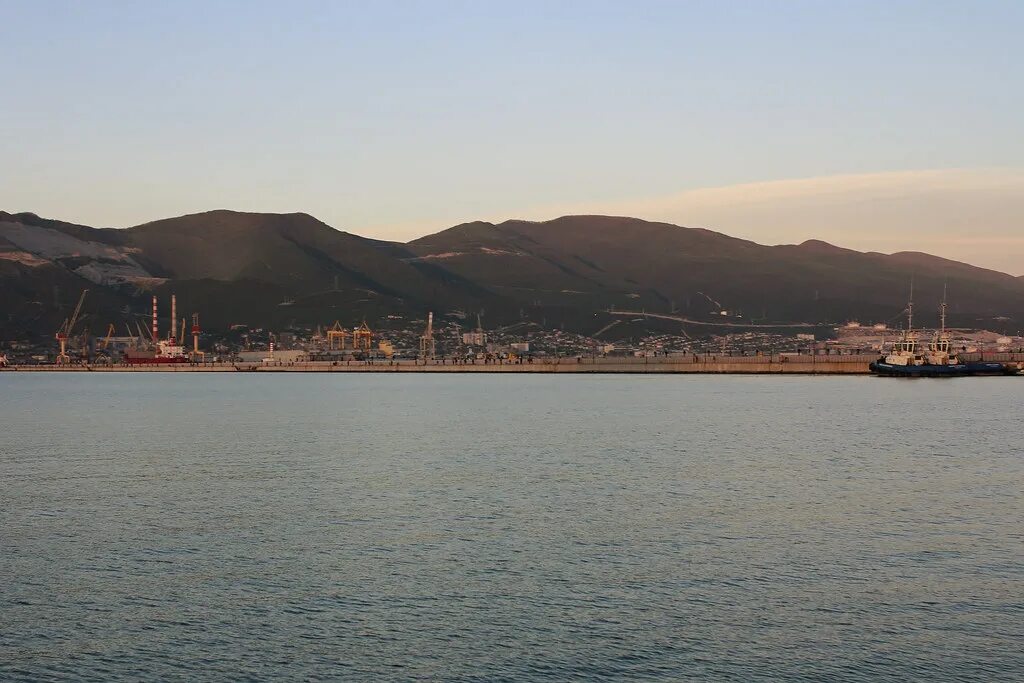 Новороссийск novorossiysk море. Черное море Новороссийск. Черное море горы Новороссийск. Море черное Новороссийск город. Домус море Новороссийск.