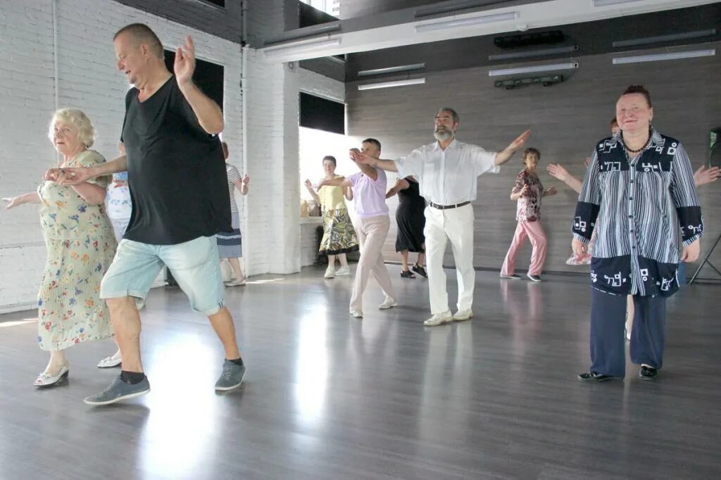 Где танцуют взрослые. Танцы для пенсионеров. Современные танцы для пожилых. Пожилые танцуют. Занятия танцами для пенсионеров.