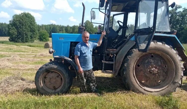 Спк большевик. Мтз 1025.2 в поле с пресс подборщиком. спк большевик омская область. спк большевик полтавский район.