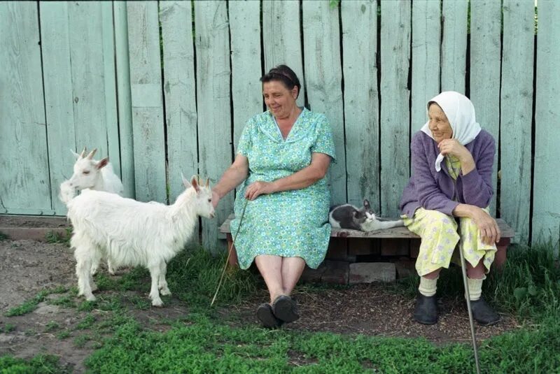 Две старушки в деревне. Бабушки на лавочке в деревне. Деревенская бабушка 2. Деревенская бабушка 2. Бабки на лавке.