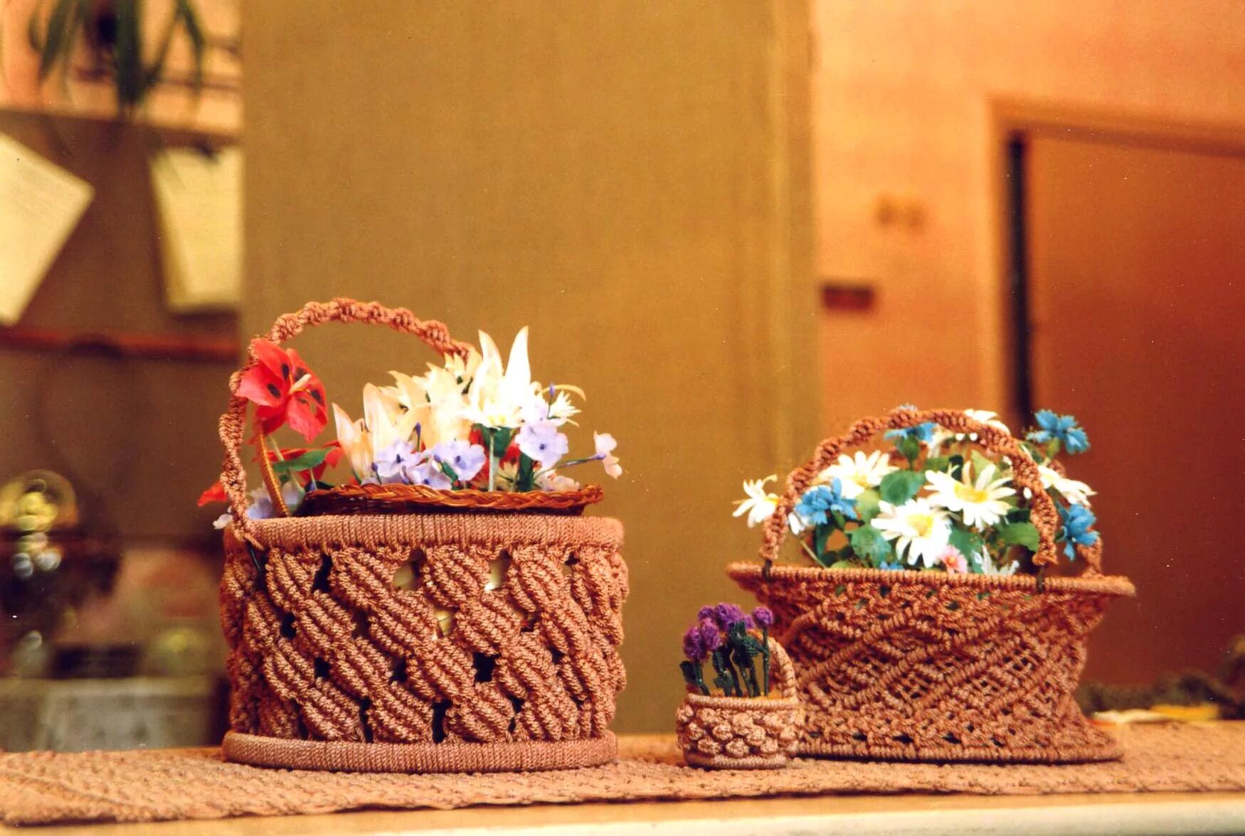 вязаные штучки для интерьера. рукоделие для дачи. вязание в интерьере дома. вязаные подушки в интерьере. предметы интерьера для уюта в доме.