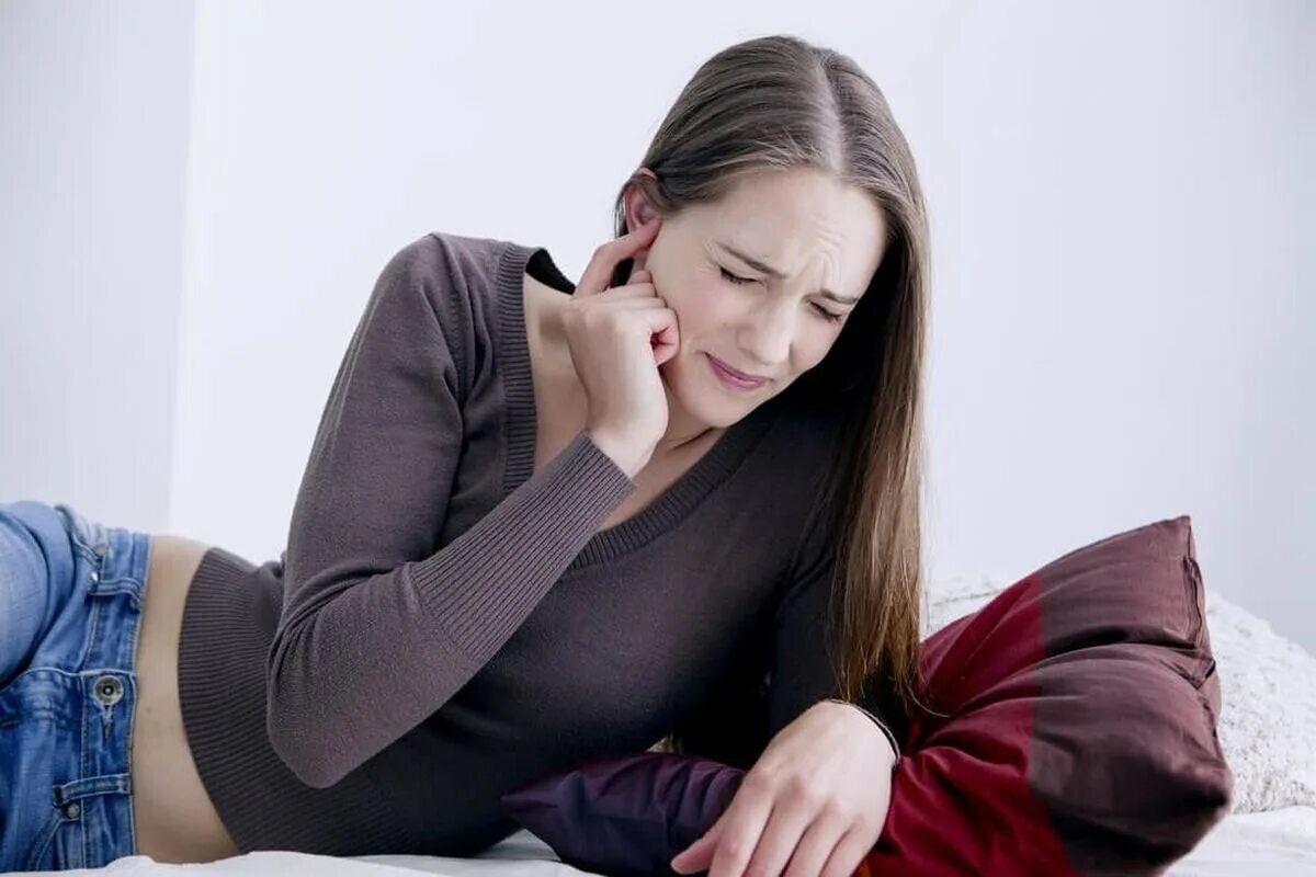 Диагноз серная пробка мкб 10. Отит среднего уха у взрослых симптомы. Ребёнок закрывает уши руками. Девушка затыкает уши. Профилактика серных пробок.