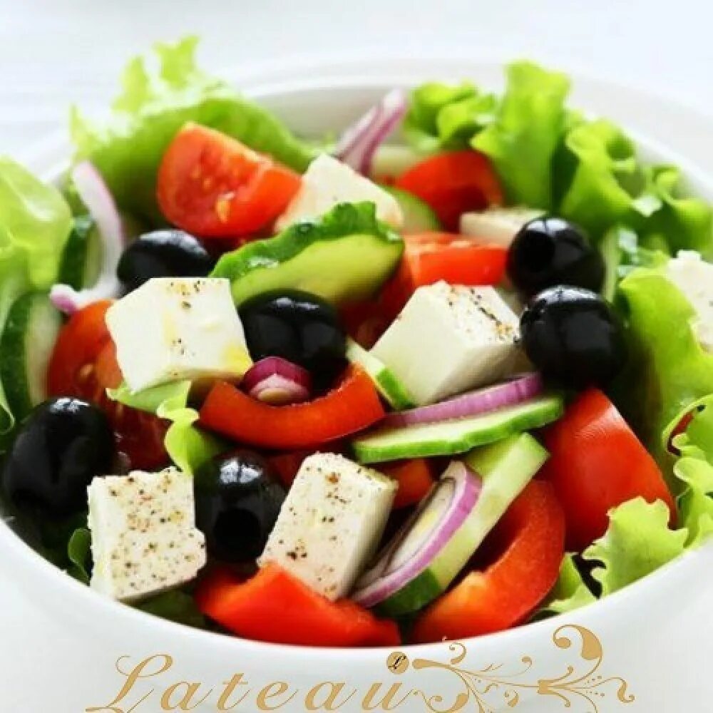 Греческий с фетой. Греческий с фетой. Греческий салат с хлебом. Греческий салат на блюде. Брынза для греческого салата.