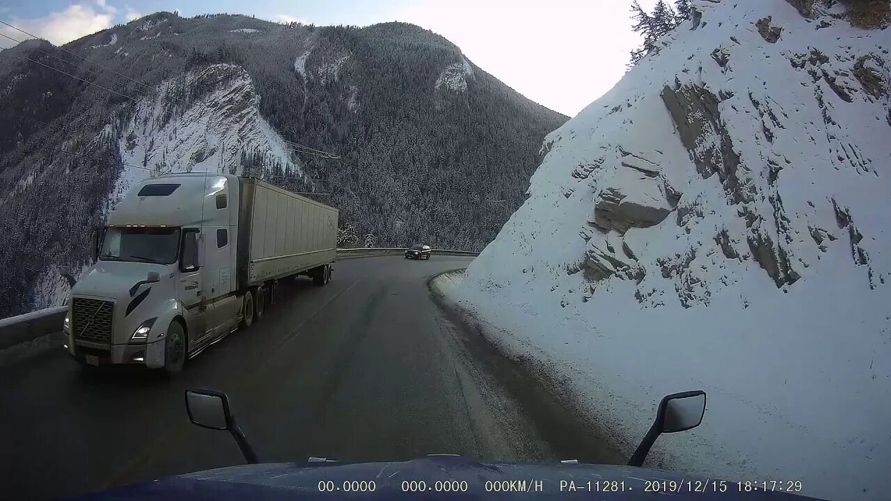 Дальнобой перевал тит. Трасса култук иркутск. Фура в горах. Перевал машат в казахстане. Перевалы дальнобой.