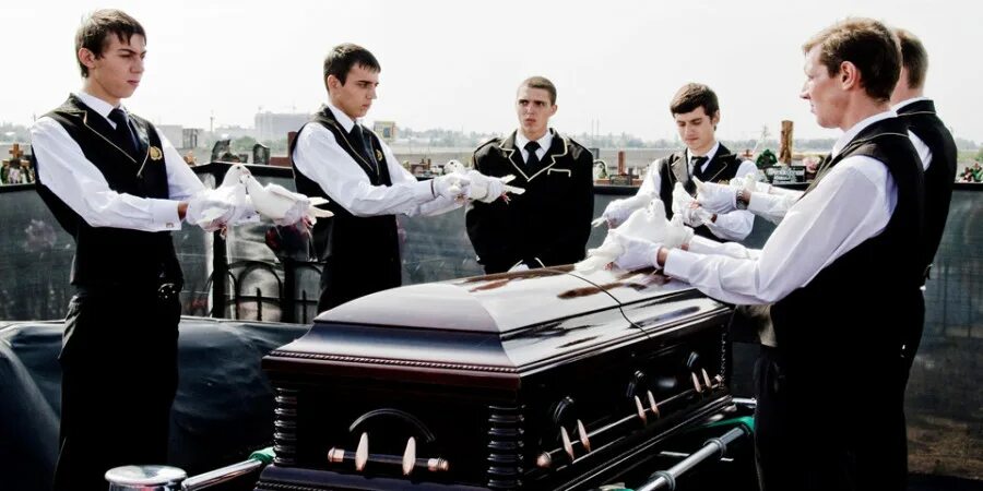 работник похоронного бюро. сотрудник похоронного бюро. сотрудник похоронного бюро.