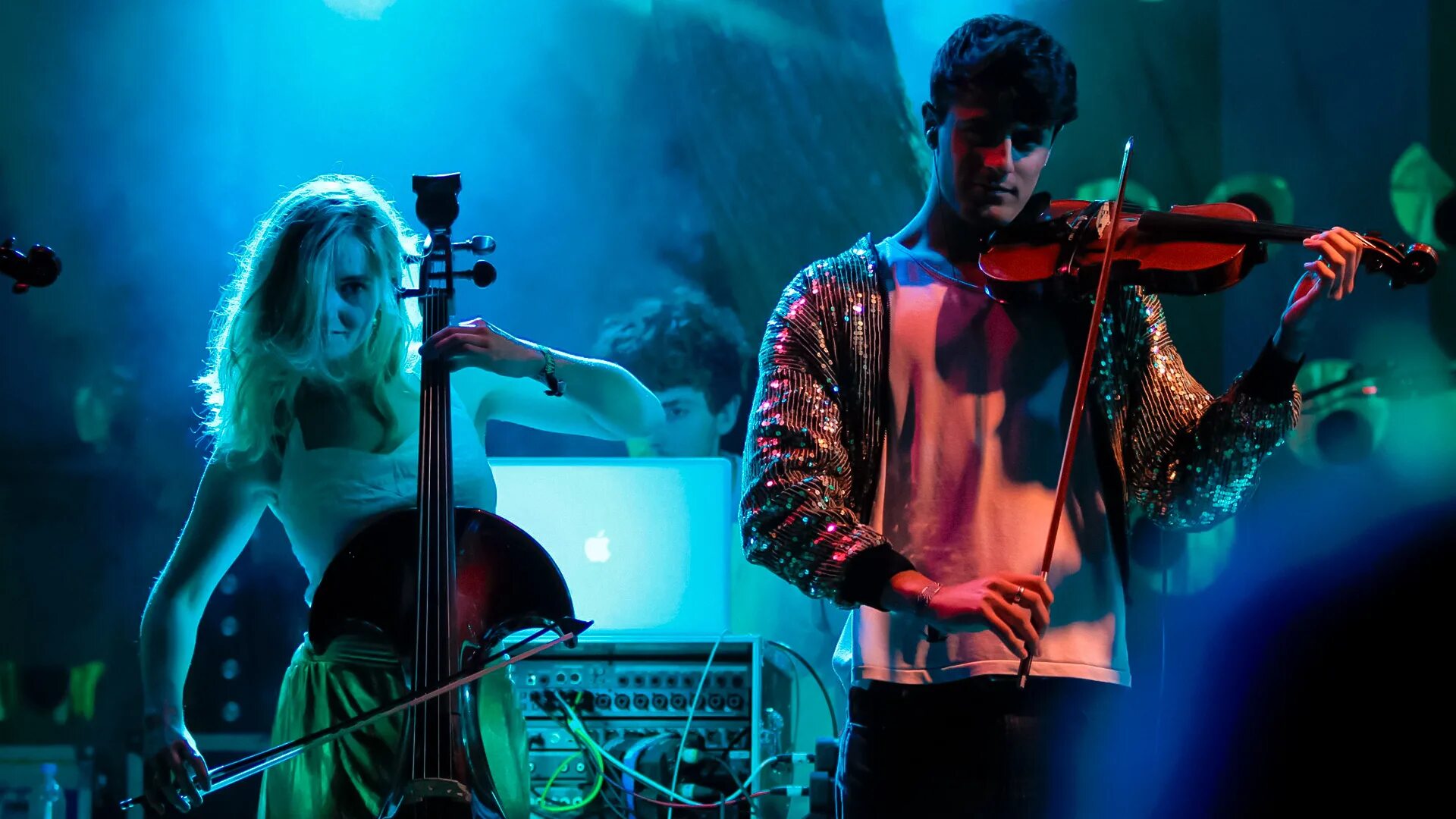 Clean bandit drive. Группа clean bandit. clean bandit певица. солистка clean bandit. clean bandit скрипач.