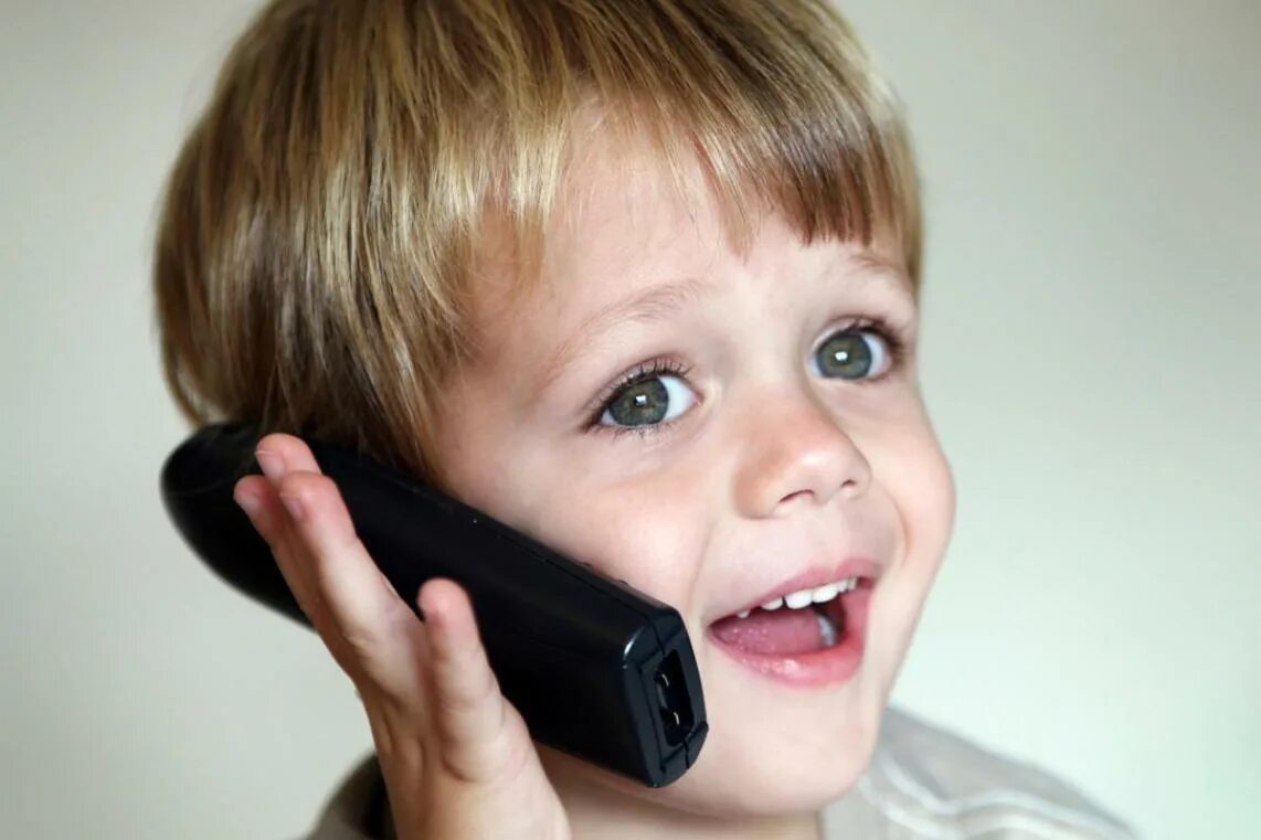 Музыка на дочку на телефон. Позитивные звонки. Мальчик удивленно радуется. Черный телефон дети. Ребенок с телефоном фото.