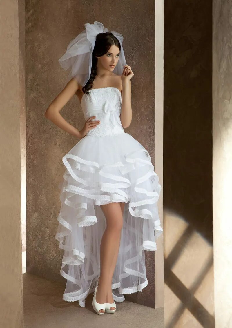 Короткий шлейф. Свадебные платья короткие. Свадебное платье короткое со шлейфом. Необычные Свадебные платья. Необычные Свадебные платья короткие.