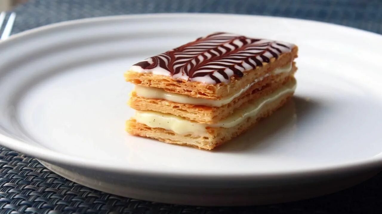 Millefeuille classic. Millefeuille classic. Mille feuilles десерт. Mille feuilles десерт. Мильфей.