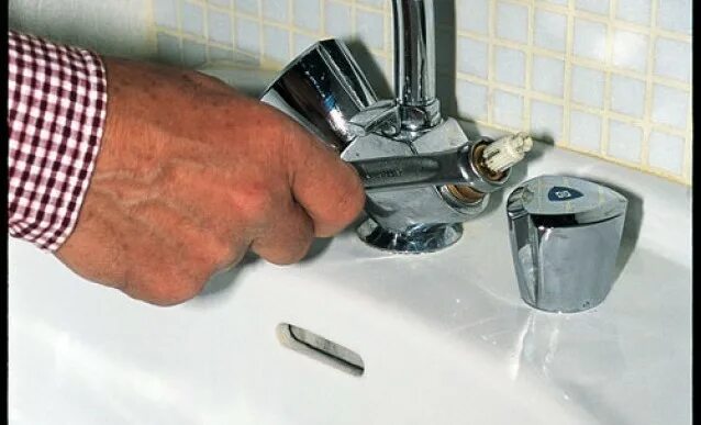 Как открутить ручку смесителя. Как снять ручку со смесителя grohe. заглушка на кран смесителя. вентили для кранов в ванную. заглушка для смесителя в ванной.
