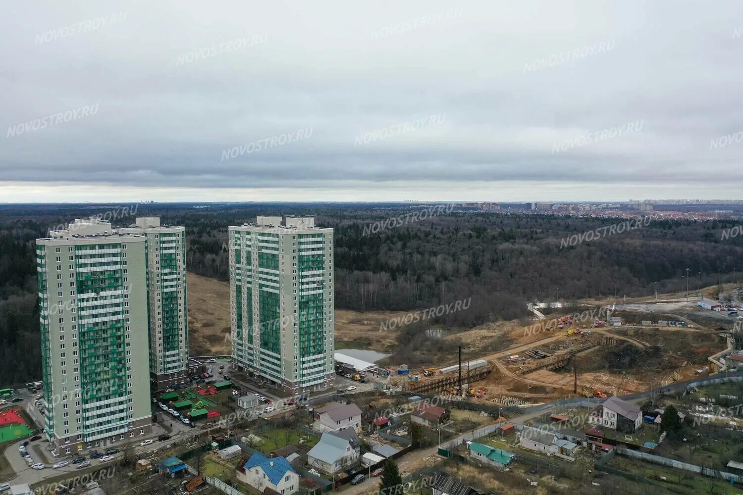 Жк холмы красногорск. ЖК Изумрудные холмы Красногорск. Изумрудные холмы Карелия. ЖК Изумрудные холмы застройщик. Изумрудные холмы клан.