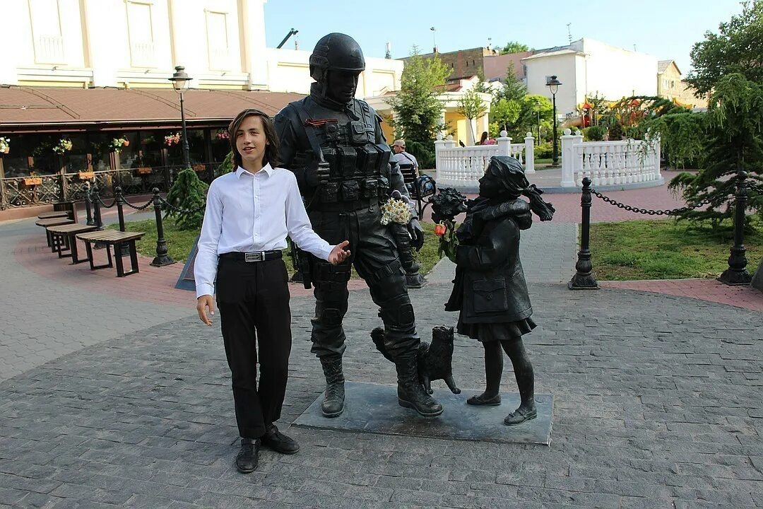 вежливые люди. засекли вежливого человека. памятник вежливым людям. вежливый кот. вежливые люди военные.