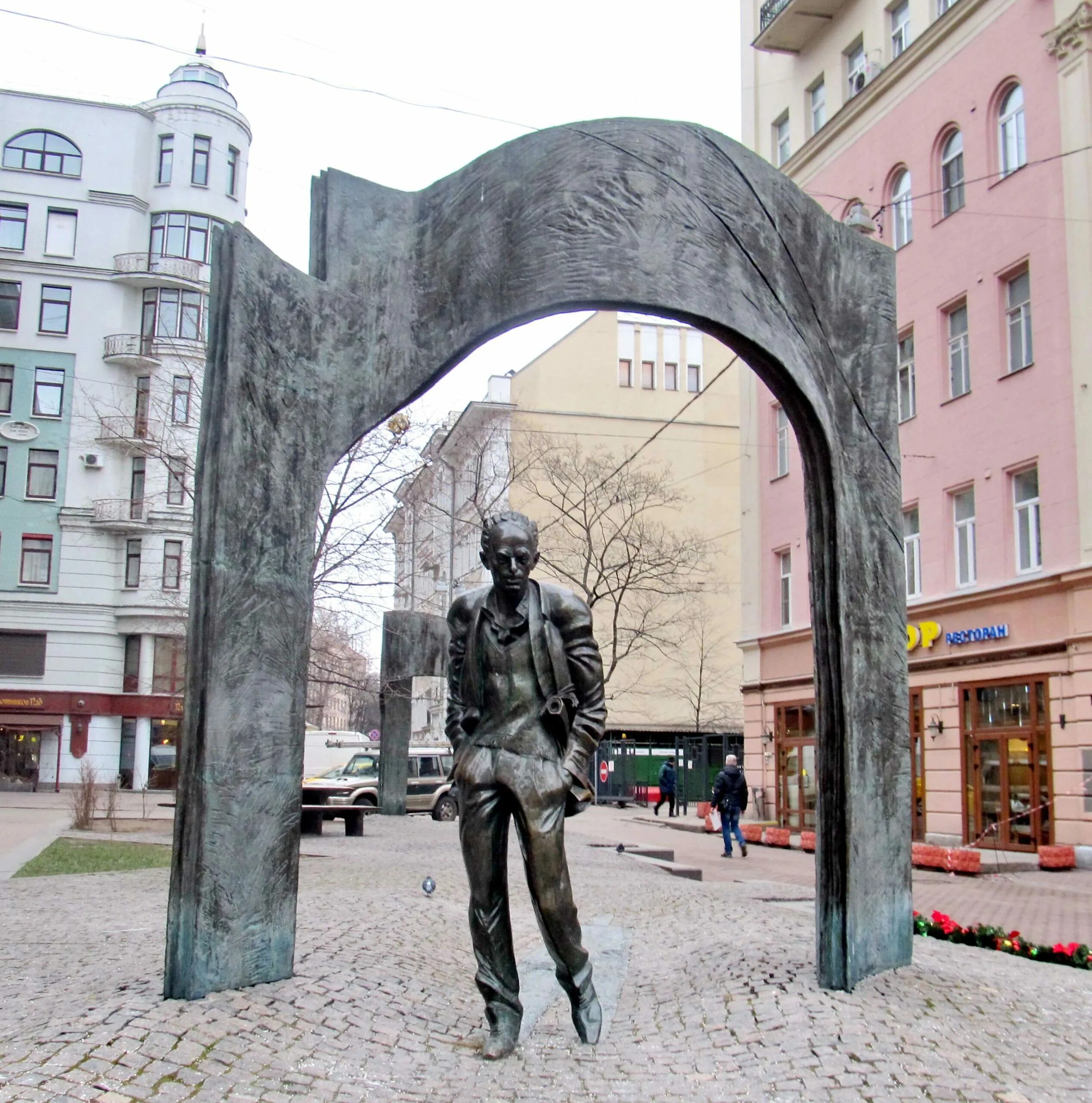 Памятники булату окуджаве в москве. Памятник булату окуджаве на арбате. Арбат 43 памятник окуджаве\. Москва памятник окуджаве. Памятник булату окуджаве на арбате.