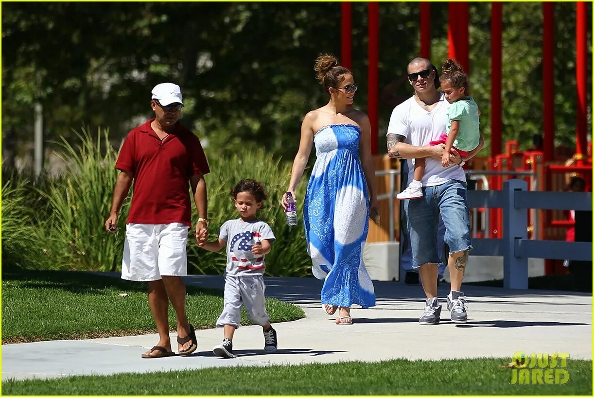 Дженнифер лопес с детьми 2022. Дженнифер лопес с дочкой. Дженнифер лопес с детьми 2022. Дженнифер лопеслопес дети. Алекс родригес дети.