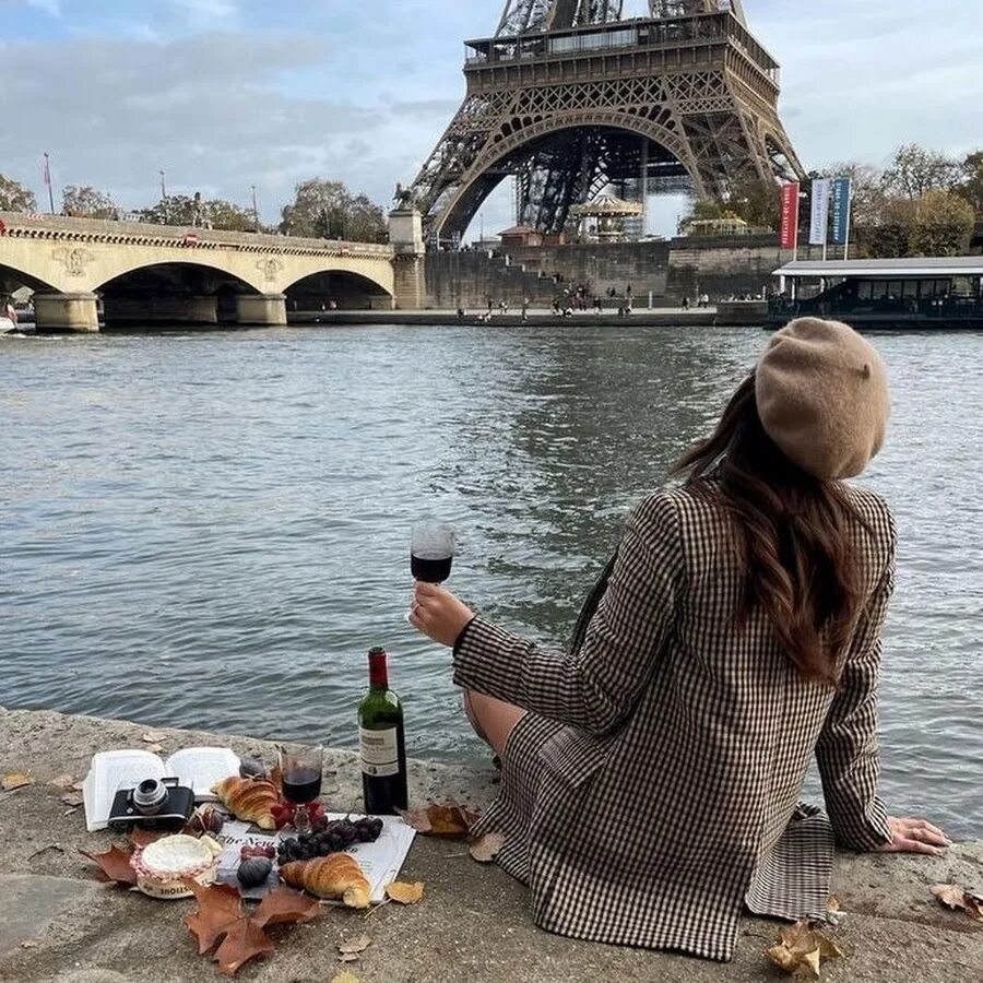 French life. Пикник у Эйфелевой башни. Французская жизнь. Жизнь в Париже. Образ жизни во Франции.