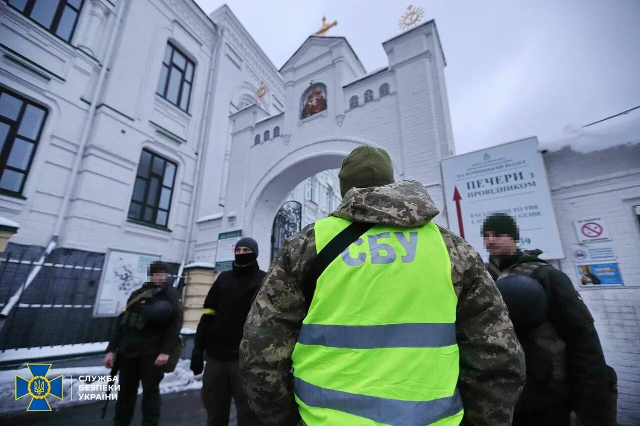 На украине ловят. Киево-Печерская Лавра СБУ. Киевская Лавра СБУ. Обыски в Киево Печерской Лавре. СБУ В Киево-Печерской Лавре.