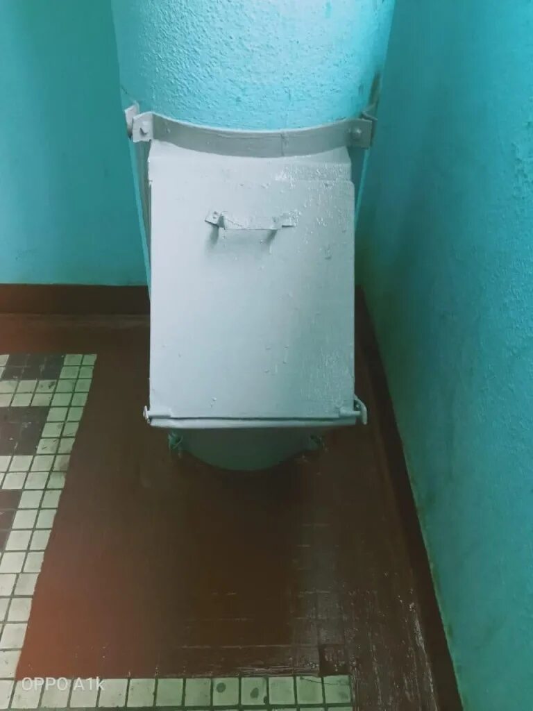 Труба мусоропровода. Мусоропровод. Современный мусоропровод. Мусоропровод в подъезде. Мусорное ведро у подъезда.