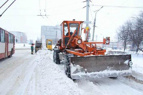 Снегоуборочная машина до обеда расчистила участок