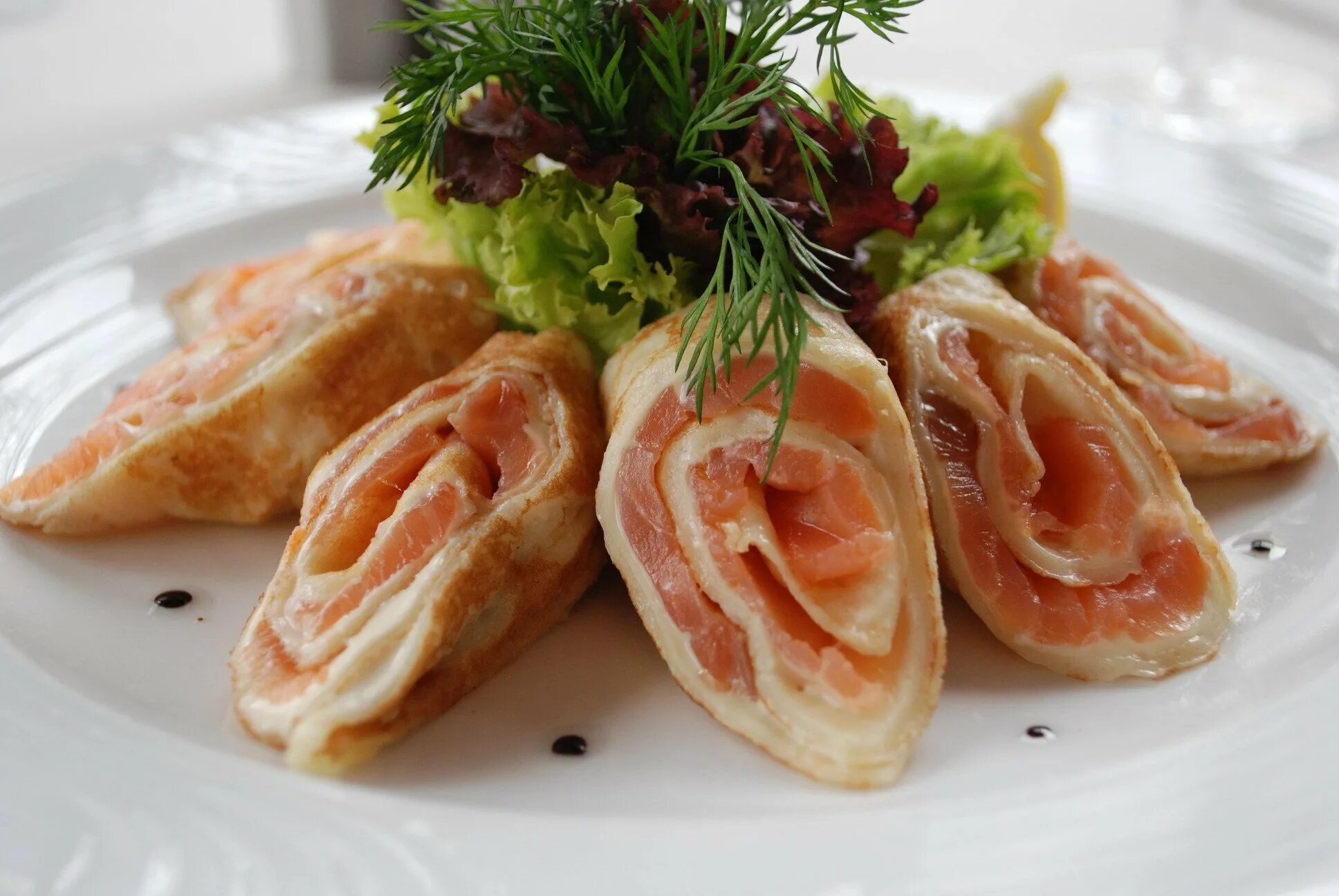 блины фаршированные семгой. блины с горбушей. блины с жареной рыбой. блинчики с лососем. рулетики блинные блинные рулетики с красной рыбой.