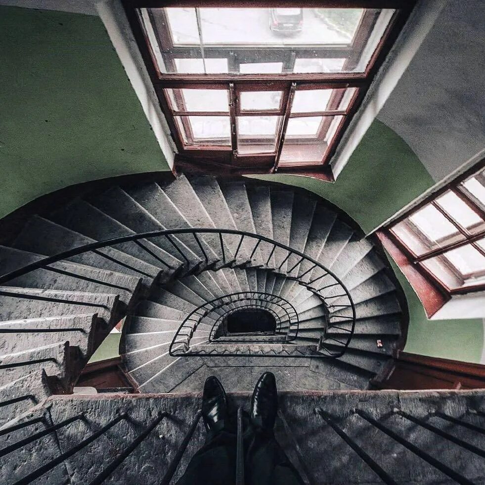 Ступеньки спб. Винтовая лестница МЭИ Лефортово. Парадная винтовая лестница. Питерские лестницы. Винтовая лестница в доме.