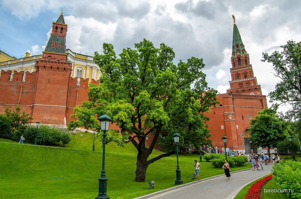 Боровицкий холм в москве. Боровицкая башня «Александровский сад», г.Москва. Московский Кремль Александровский сад. Александрийский сад в Москве. Парк Александровский сад Москва.