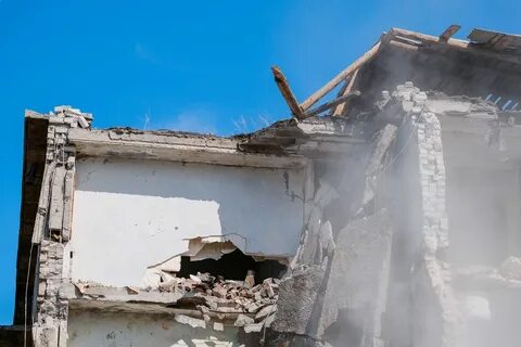 Снос аварийного многоквартирного жилом доме