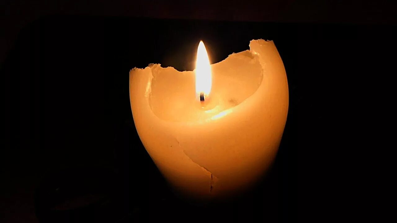 Горящая свеча. В пламени свечи. Горение свечи. Футаж свеча памяти. Горящая свеча гаснет в закрытой