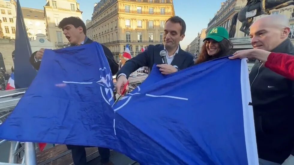 Нато в париже. Флаг Украины. Митинги во Франции. Европейцы против Украины. Франция против Украины.