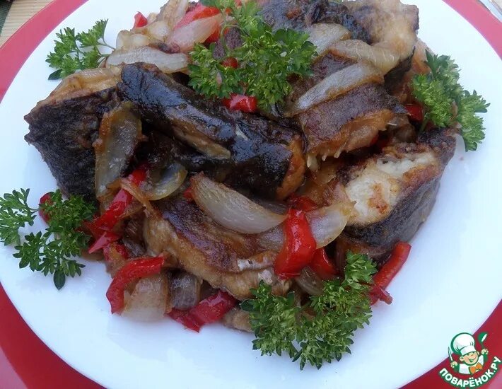 Как пожарить сома. Жареный сом. сом рыба жареная. сом жареный с луком. мясо сома жареное.