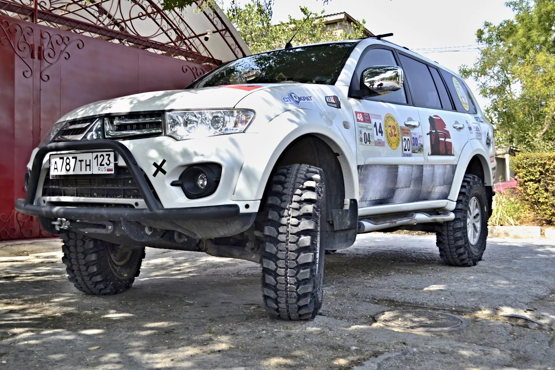 Mitsubishi pajero шины. Pajero Sport 2 33 колеса. Pajero Sport 33 колеса. Паджеро спорт 2. Mitsubishi Pajero Sport 2013 Tuning.