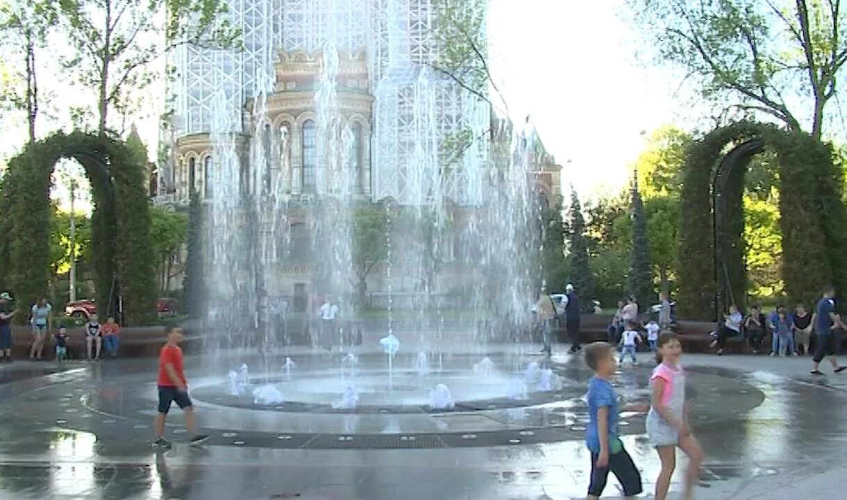 Фонтан в Петергофе у ЗАГСА. Светомузыкальный фонтан в Петергофе. Новый Петергоф фонтаны. Фонтан на торговой площади в Петергофе. Фонтаны в петергофе когда включают 2024 году