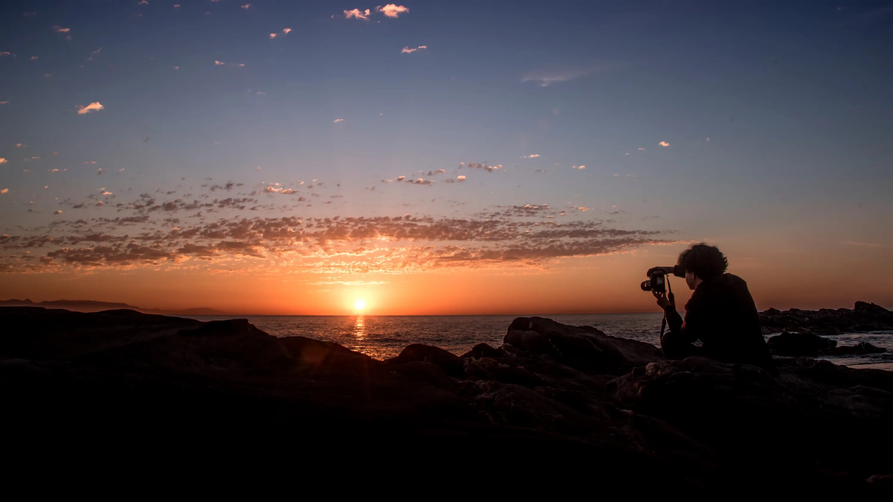 Фотограф на закате. Силуэт на Восходе солнца горы. Наблюдение заката. Оригинальные фото на закате.