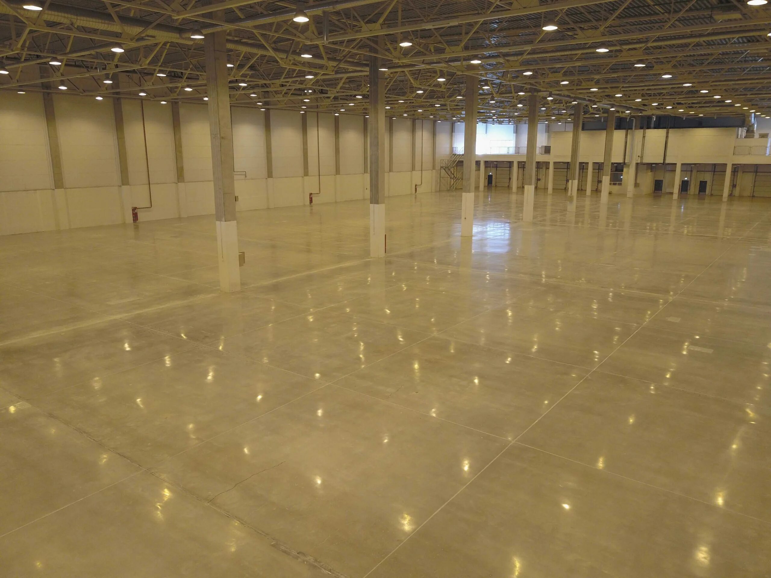 Полированный бетонный пол промышленный. Топпинг корунд для бетонного пола. Бетон промышленные полы. Топинговый пол мастертоп 450. Промышленные топпинговые полы.