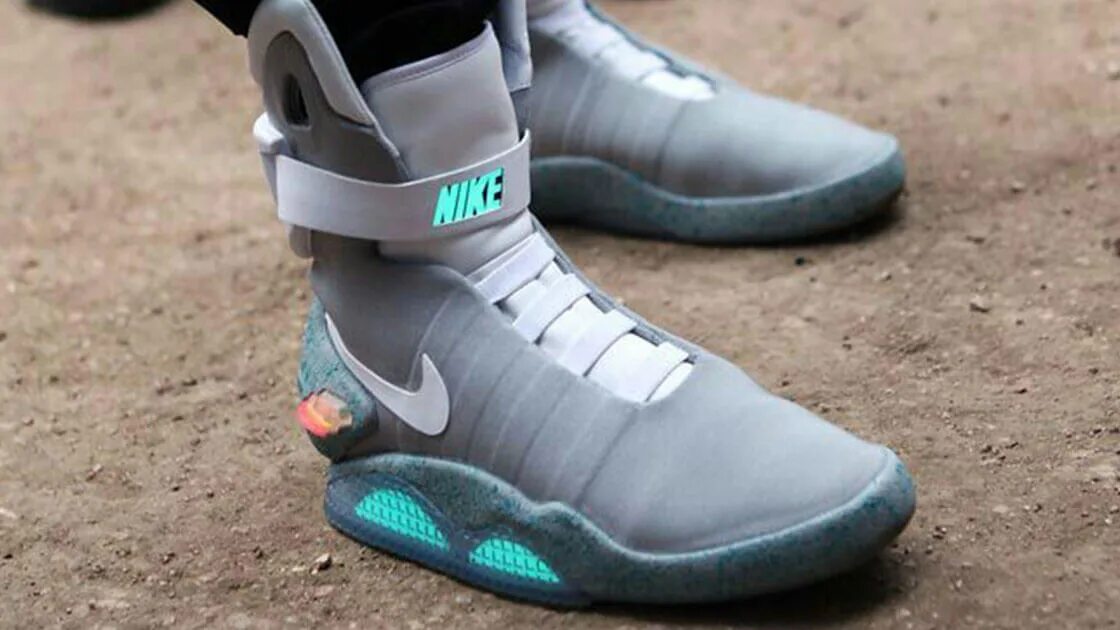 Nike air mag. Nike air mag back to the future 2016. Кроссовки найк из назад будущего. Марти макфлай кроссовки. Марии майфлай кроссовки.