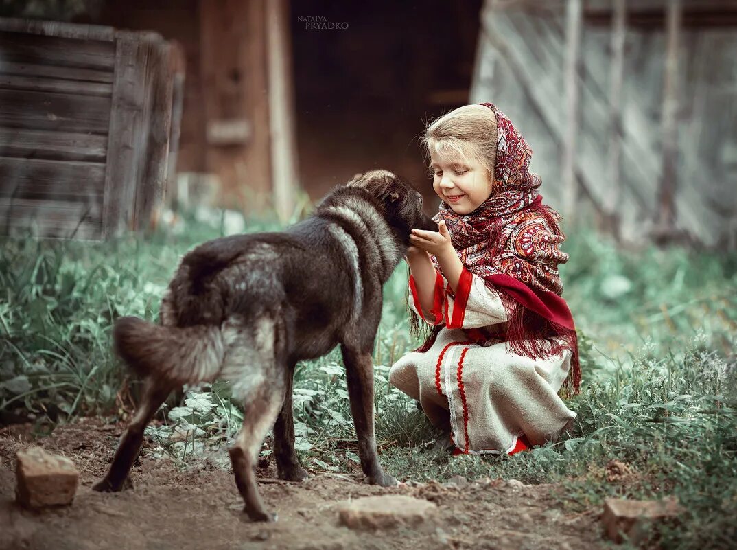 Девочка жили в деревне. Детская фотосессия в деревне. Малыши. В деревне. Славянские дети. Собака в деревне.