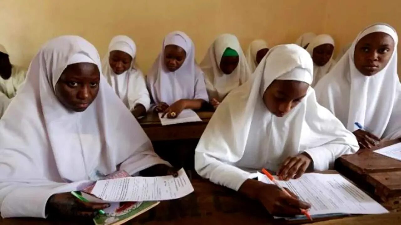 Мусульманки Нигерия. Мусульманские женщины. Африки. Нигерия школа хиджаб. Негр в хиджабе.