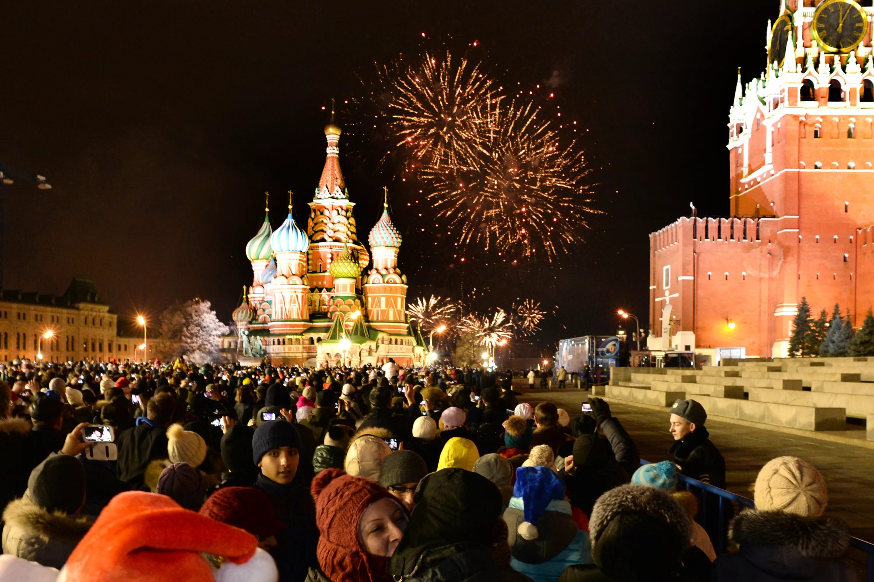 Где сегодня отмечают новый год. Празднование нового года. новый год в россии. люди на площади в новый год. празднование нового года в россии.