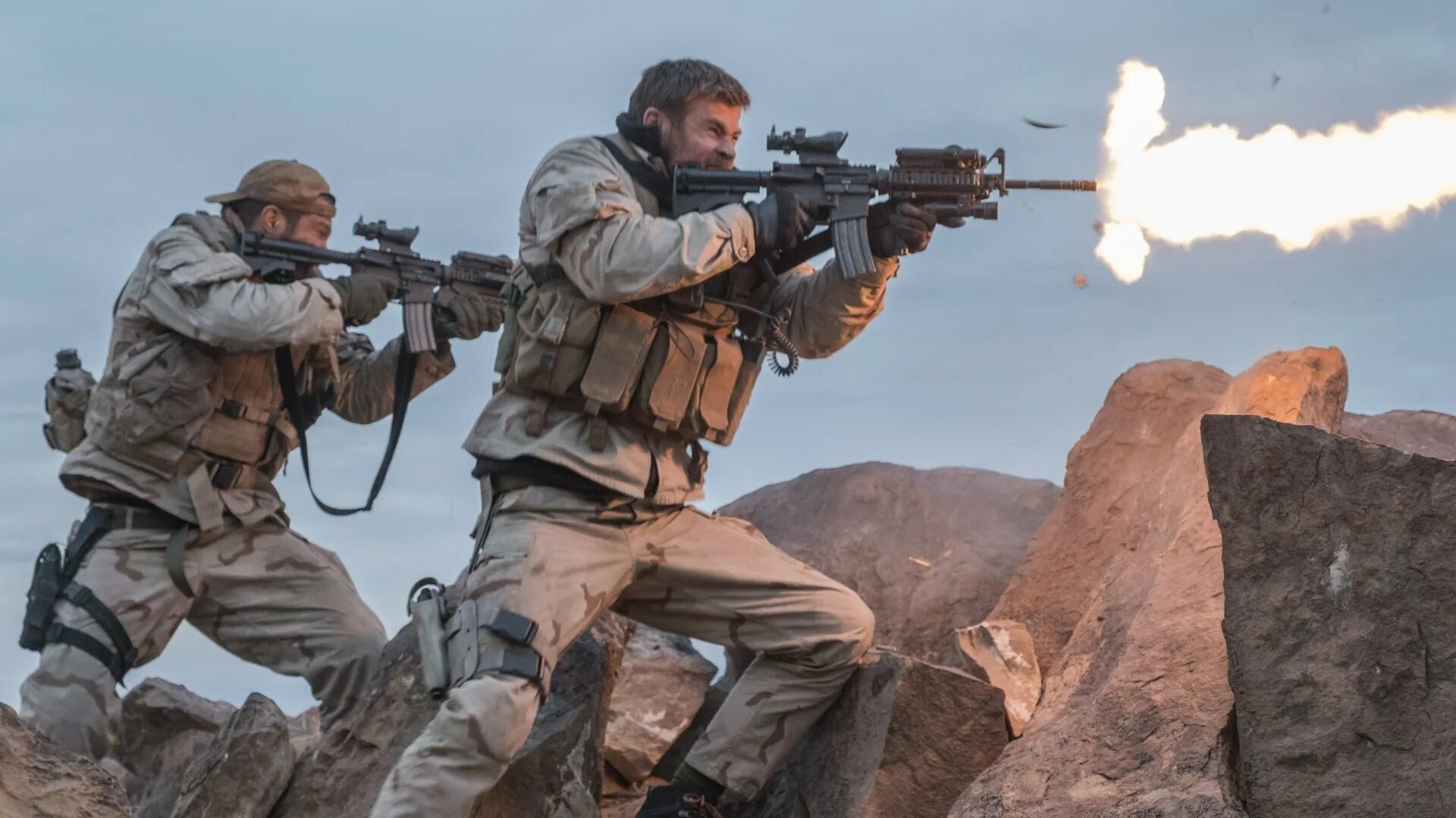 Крис хемсворт в фильме кавалерия. Кавалерия фильм 2018 майкл шеннон. Митч нельсон 595. 12 сильных. 12 стронг.