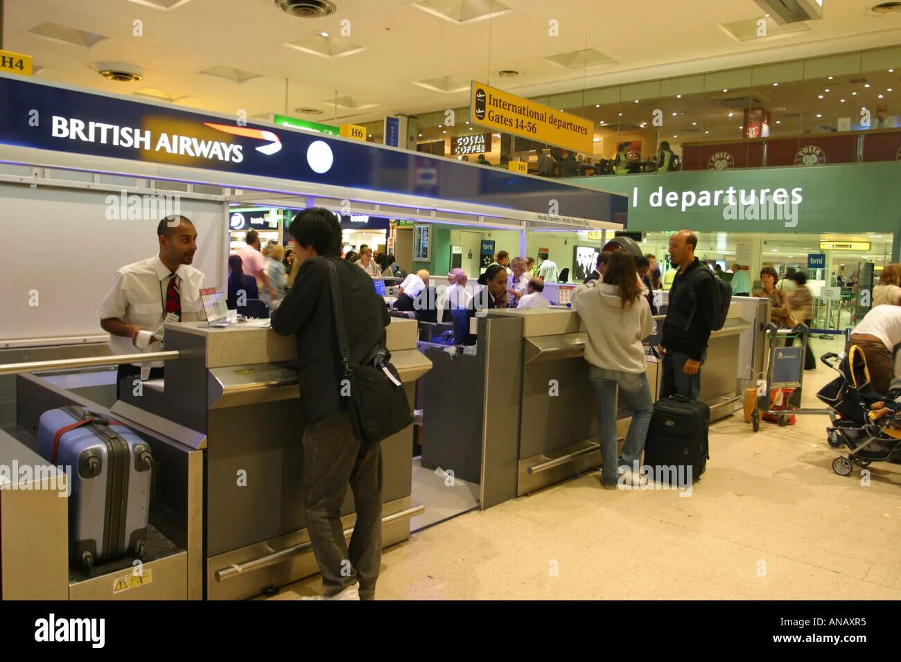 Go first check in. Airport check in desk. check out в аэропорту. check in counter at the airport. терминал check-in.