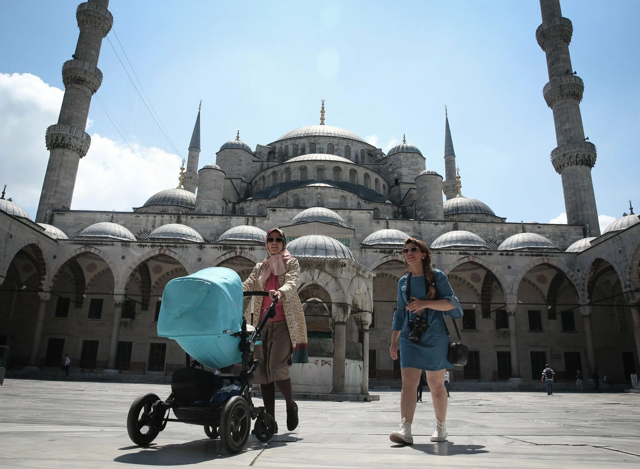 Стамбул туристы. Турецкие женщины в Стамбуле. Истанбул туристы. Турист по Стамбулу.